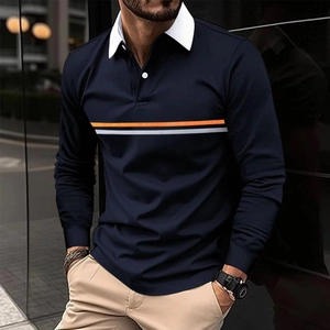 Détail du polo bleu marine avec col blanc contrasté et motif rayé sur la poitrine