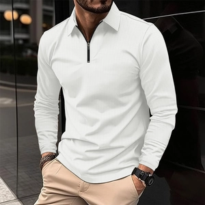 Detail eines weißen Langarm-Poloshirts mit Reißverschluss und strukturierter Waffel-Optik