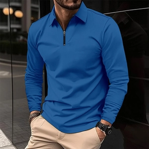 Detail eines blauen Langarm-Poloshirts mit Waffelstruktur und Metallreißverschluss