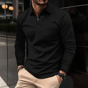 Detail von Herren Langarm-Poloshirt in Schwarz mit Waffelstruktur und Reißverschluss