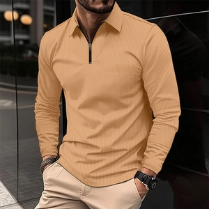 Detailansicht des beigen Langarm-Polo-Shirts für Herren mit Waffelstruktur und Reißverschluss
