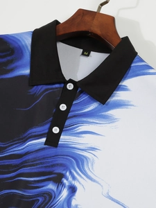 Dettaglio polo da uomo con stampa marmo blu, colletto nero ed etichetta della taglia M