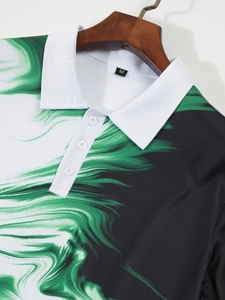 Dettaglio polo con stampa marmo verde, colletto bianco e patta frontale a tre bottoni