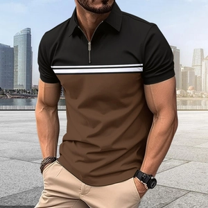 Dettaglio di una polo da uomo con design color-block nero e marrone e collo a zip