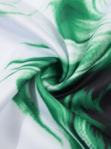 Dettaglio del tessuto mesh traspirante con stampa marmorizzata verde sulla polo da uomo