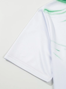 Dettaglio del tessuto a rete bianca traspirante con motivo tie-dye verde su polo da uomo