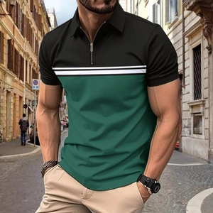 Dettaglio polo da uomo con cerniera metallica 1/4 e design a blocchi di colore nero e verde