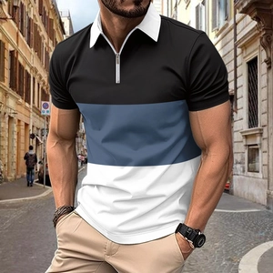Détail du col zippé et du motif à trois blocs de couleurs sur ce polo pour homme