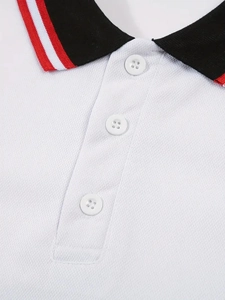 Dettaglio macro del colletto della polo bianca con bordo a costine a righe rosse e nere