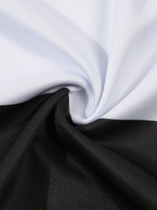 Gros plan sur le tissu en maille respirante du polo avec texture bicolore noir et blanc