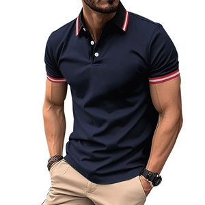 Dettaglio polo blu navy con colletto e polsini a righe contrastanti rosse e bianche