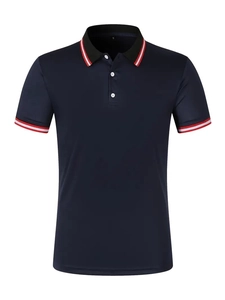 Dettaglio del colletto della polo blu scuro con strisce rosse e bianche e bottoni bianchi