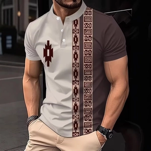 Détail de la patte de boutonnage et de l'imprimé ethnique sur ce polo pour homme