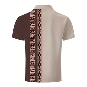 Vue détaillée du dos d'un polo pour homme avec motif ethnique et design en blocs de couleurs