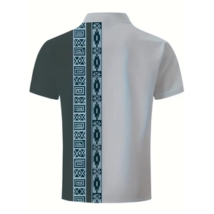 Vue détaillée du dos d'un polo pour homme avec imprimé ethnique géométrique sur le tissu
