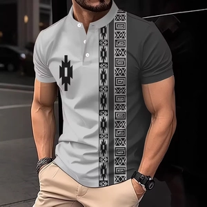 Détail du polo dégradé gris avec col montant et imprimé tribal géométrique