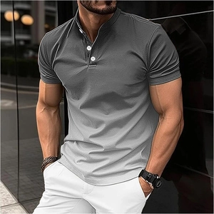 Détail d'un polo dégradé gris pour homme avec col officier et boutons blancs