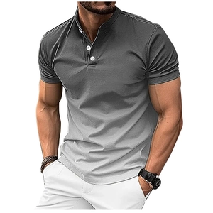 Polo homme dégradé avec col montant et boutons blancs sur fond blanc épuré