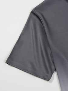 Détail du tissu en maille respirante gris foncé avec double couture robuste aux manches
