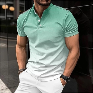 Détail d'un polo dégradé vert menthe avec col montant et boutons blancs pour hommes