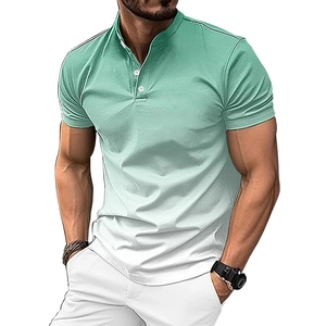 Détail de la transition de couleur dégradée du vert menthe au blanc sur ce polo homme