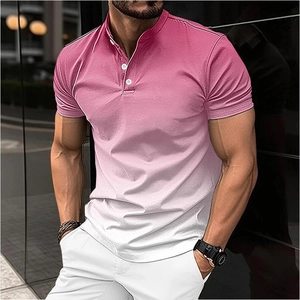 Polo pour hommes avec dégradé rose et blanc, col montant et coupe ajustée décontractée