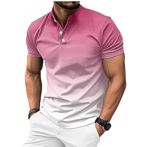 Vue macro du polo cintré pour hommes avec dégradé de rose et col henley classique