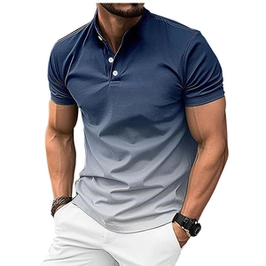 Détail du polo pour hommes avec col officier et dégradé de bleu sur le tissu stretch