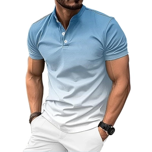 Détail du polo dégradé bleu pour homme montrant le col montant et la patte à trois boutons
