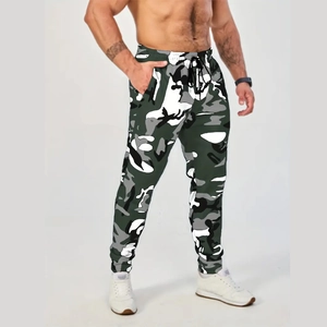 Vue détaillée du pantalon de jogging camouflage pour homme avec cordon de serrage