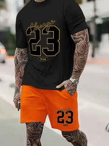 Dettaglio della T-shirt nera stampata Chicago 23 e pantaloncini arancioni sul modello