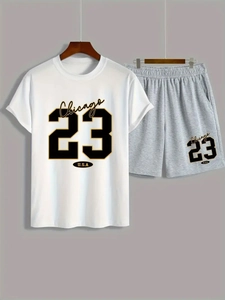 Dettaglio della stampa sportiva Chicago 23 su T-shirt bianca e pantaloncini sportivi grigi