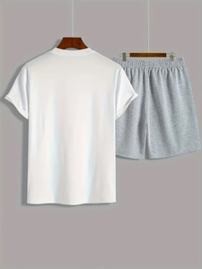 Dettaglio del retro di un set t-shirt bianca a maniche corte e pantaloncini grigi