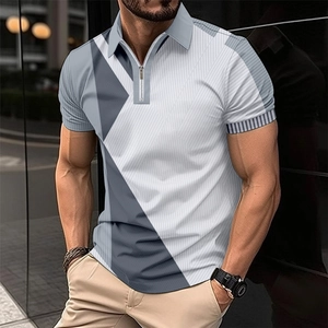 Détail du polo à patchwork géométrique gris et blanc avec col zippé et rayures fines