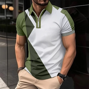 Détail d'un polo ajusté pour homme avec bloc de couleur verte et col zippé moderne