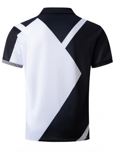 Détail du dos d'un polo ajusté avec un motif géométrique contrasté noir et blanc chic