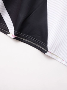 Vue macro du tissu en maille respirant avec coutures noires et blanches et points précis