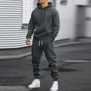Survêtement homme gris foncé comprenant un sweat à capuche et un pantalon de jogging