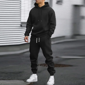 Détail du survêtement noir pour homme avec capuche à cordon et poche kangourou