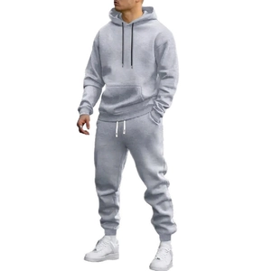 Ensemble de survêtement homme gris clair avec sweat à capuche et pantalon de jogging