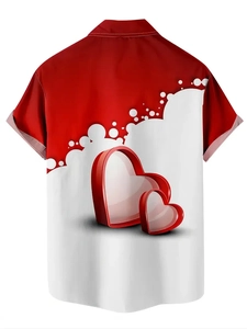 Détail de l'impression numérique 3D double cœur au dos de la chemise manches courtes rouge et blanc