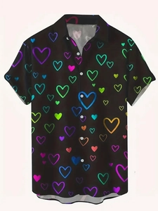 Détails de la chemise à manches courtes avec imprimés cœurs néon et boutons blancs
