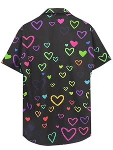 Détail du dos de la chemise noire à manches courtes avec imprimé cœurs néon et col à revers