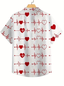Détail du motif de battement de cœur rouge au dos de cette chemise blanche d'été
