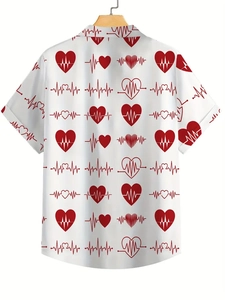 Détail de la manche d'une chemise blanche avec motif cœur rouge et ourlet retroussé