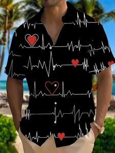 Détail d'une chemise de plage à manches courtes avec lignes ECG blanches et motifs cœurs