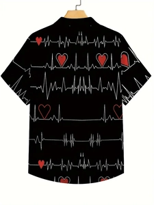 Détail de l'imprimé numérique 3D cœurs rouges et lignes ECG sur chemise noire à manches courtes