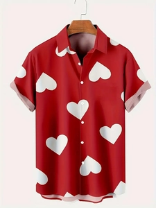 Détail de la chemise rouge de la Saint-Valentin avec motifs de cœurs en 3D
