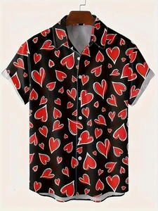 Détail de l'impression numérique 3D de cœurs rouges sur tissu de chemise noir