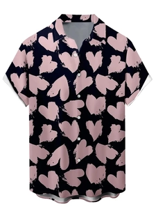 Détails de motifs de cœurs roses sur chemise noire à manches courtes et boutons